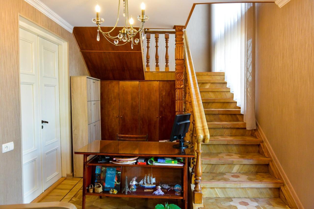 Gold Guest House Kutaisi Bagian luar foto