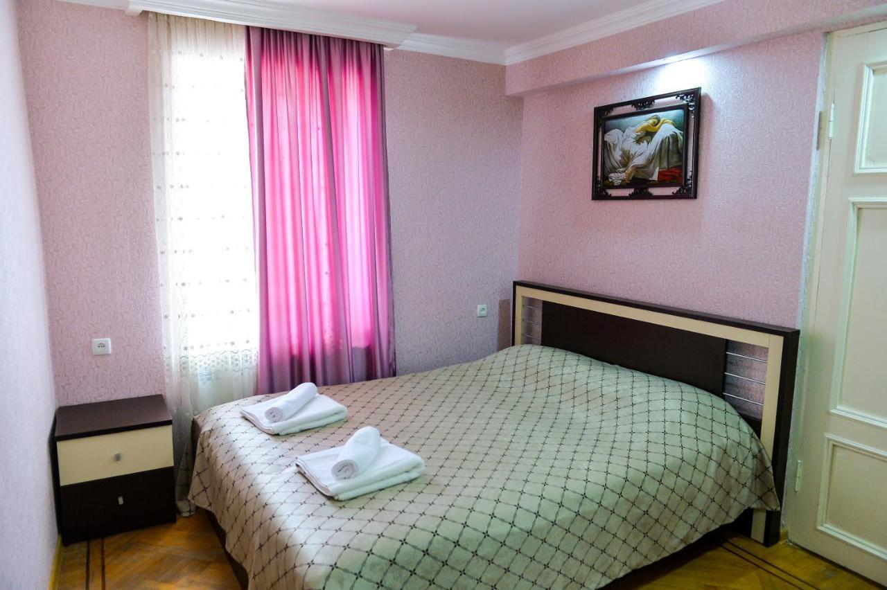 Gold Guest House Kutaisi Bagian luar foto
