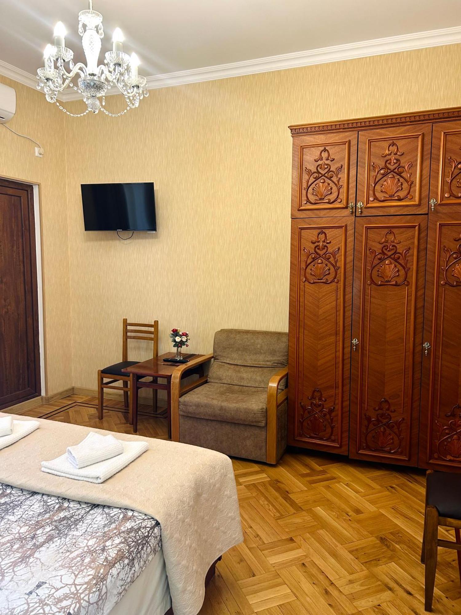 Gold Guest House Kutaisi Bagian luar foto